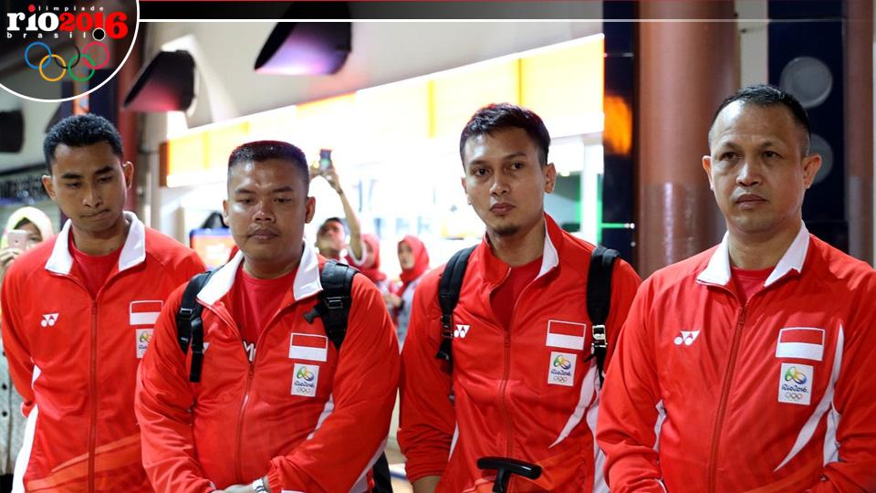Tim bulutangkis Indonesia (Tommy, Toto, Ahsan dan Rexy) di Bandar Udara Soekarno-Hatta sebelum terbang ke Sao Paulo.